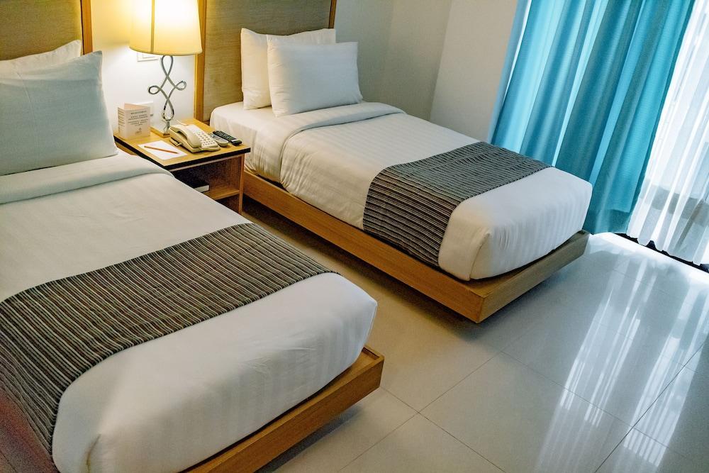 Crown Regency Courtyard Resort Balabag  Extérieur photo