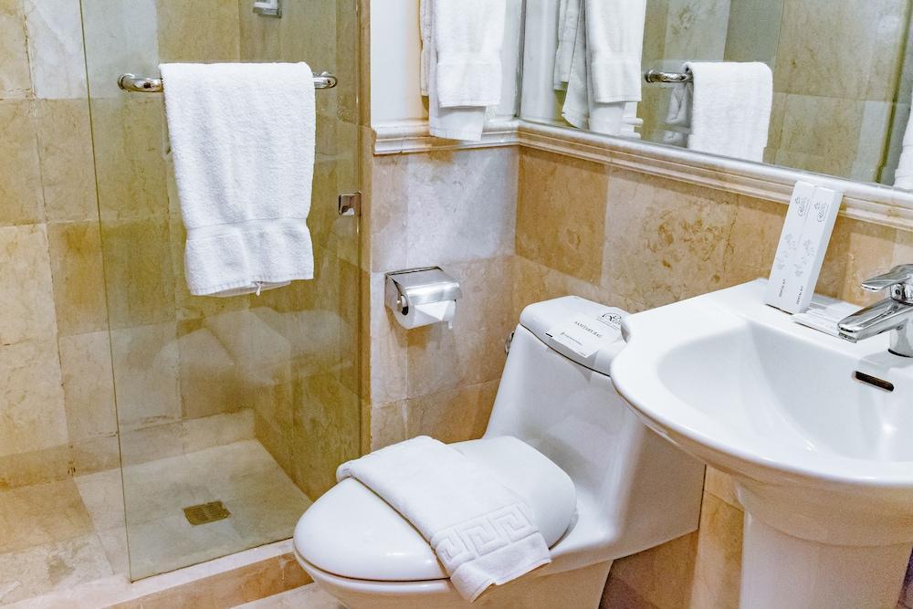 Crown Regency Courtyard Resort Balabag  Extérieur photo