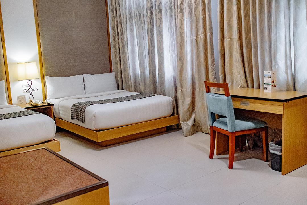 Crown Regency Courtyard Resort Balabag  Extérieur photo