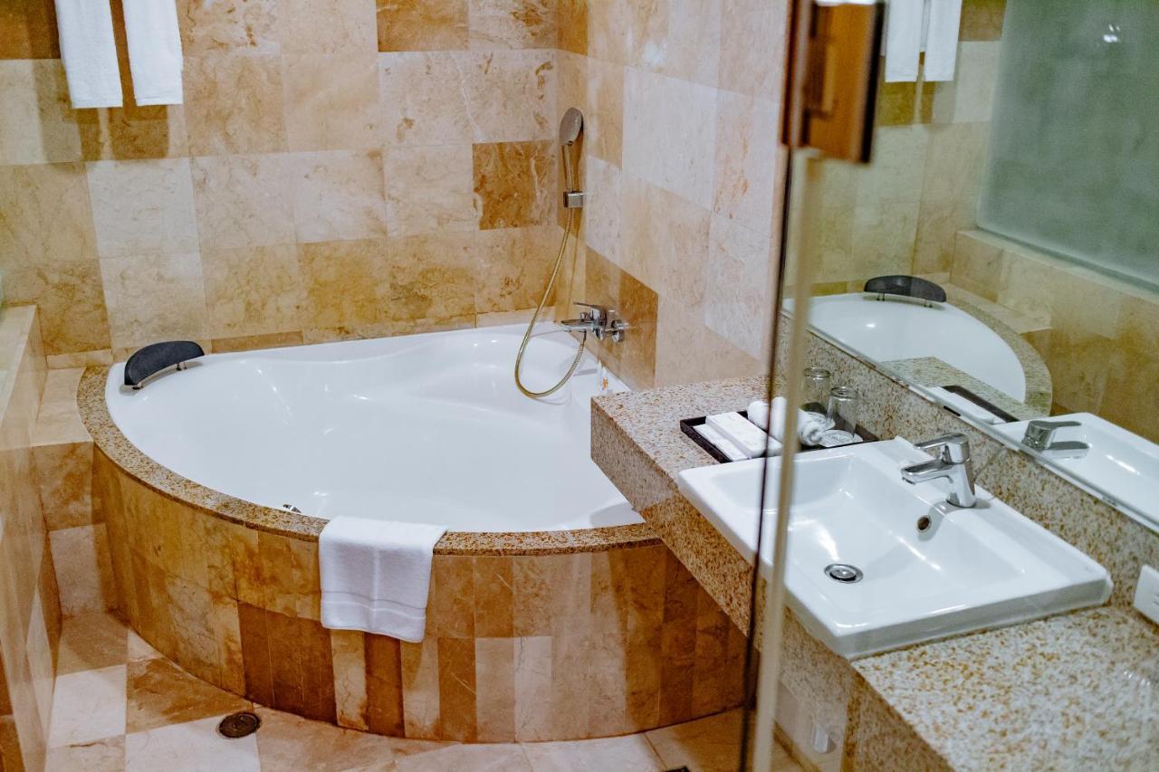 Crown Regency Courtyard Resort Balabag  Extérieur photo