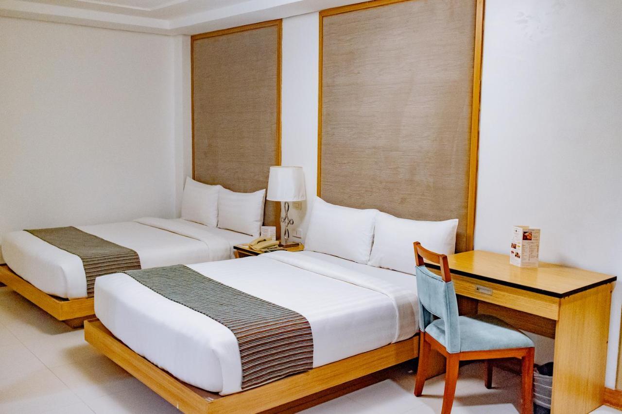Crown Regency Courtyard Resort Balabag  Extérieur photo