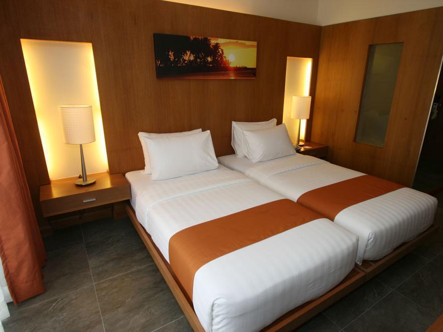 Crown Regency Courtyard Resort Balabag  Extérieur photo