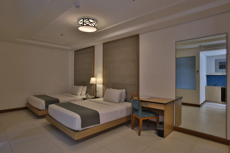 Crown Regency Courtyard Resort Balabag  Extérieur photo