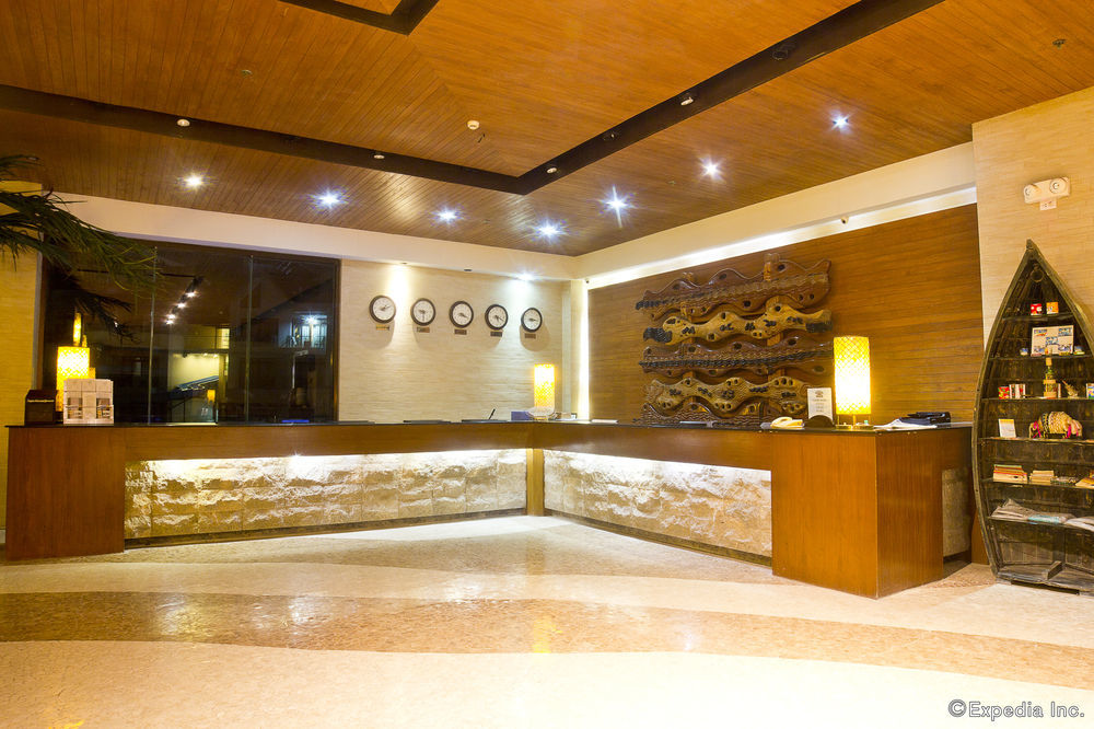 Crown Regency Courtyard Resort Balabag  Extérieur photo
