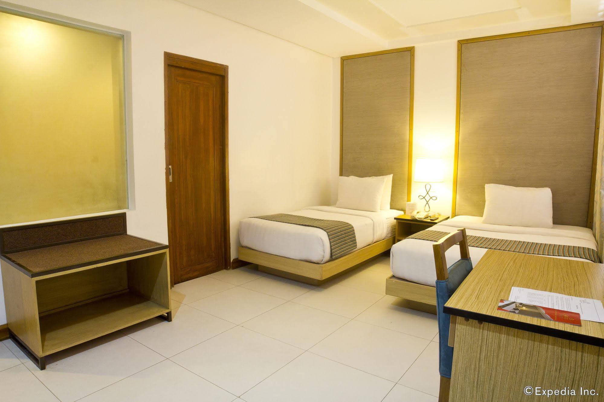 Crown Regency Courtyard Resort Balabag  Extérieur photo