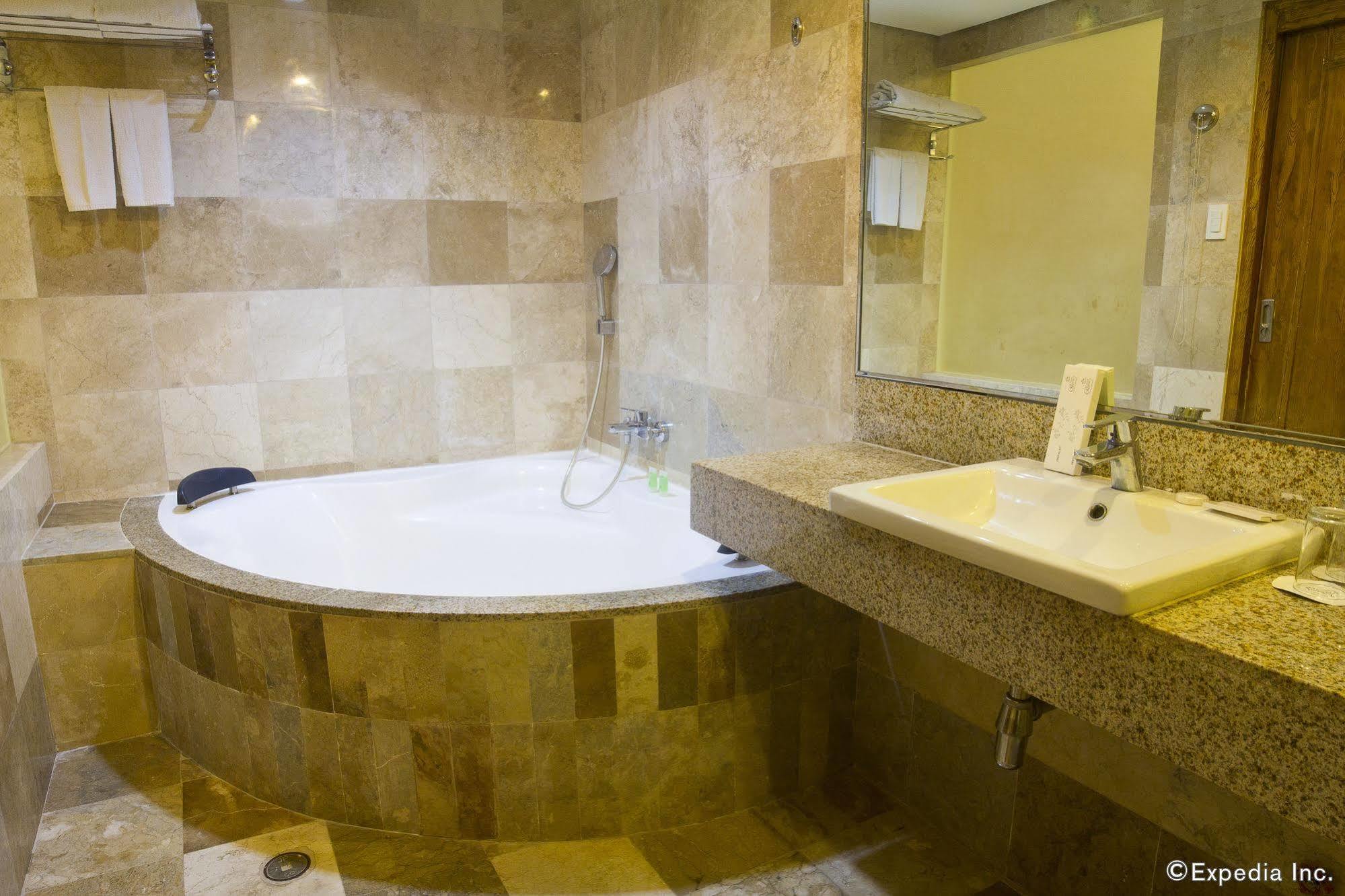 Crown Regency Courtyard Resort Balabag  Extérieur photo