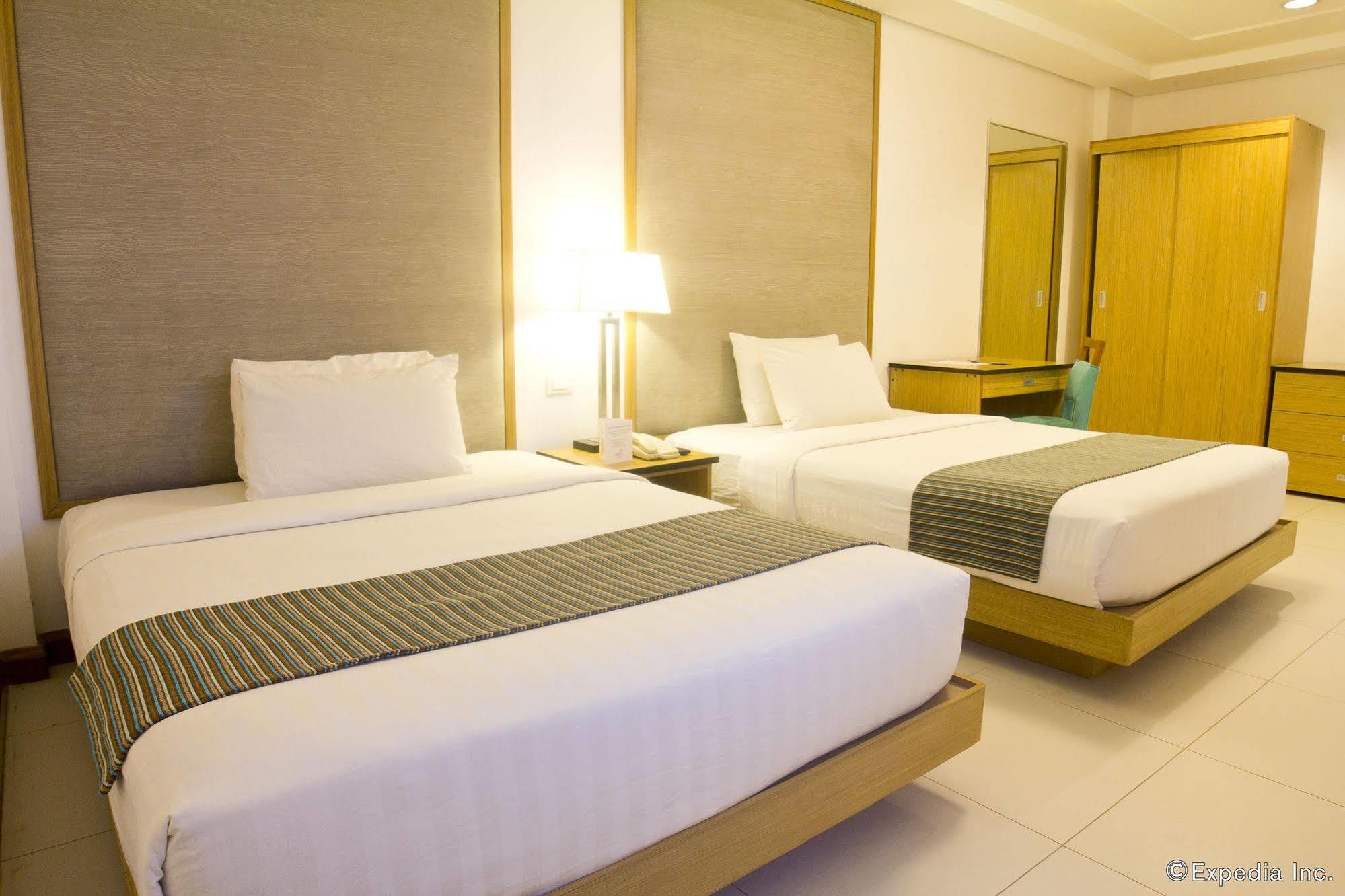 Crown Regency Courtyard Resort Balabag  Extérieur photo