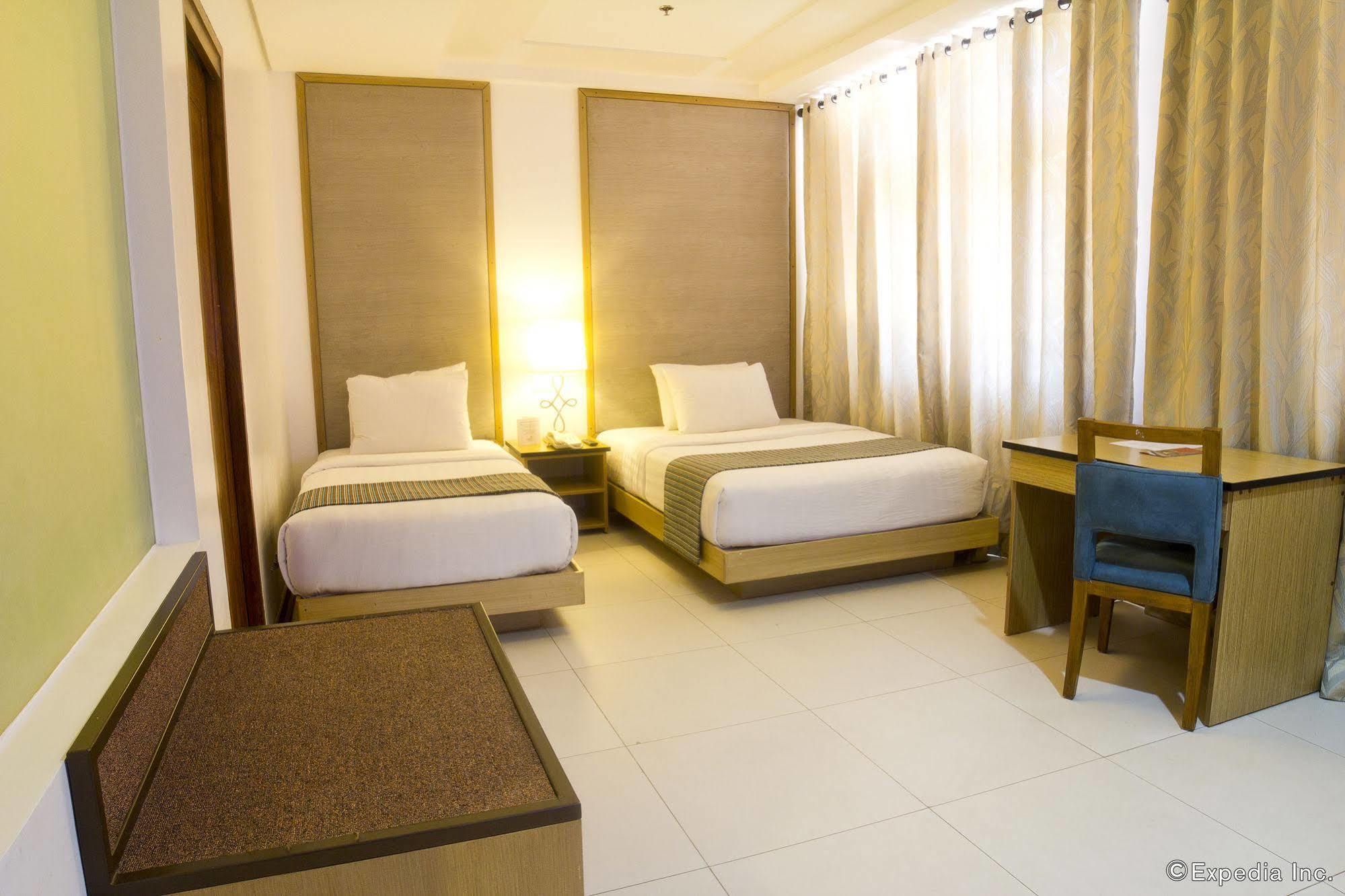 Crown Regency Courtyard Resort Balabag  Extérieur photo