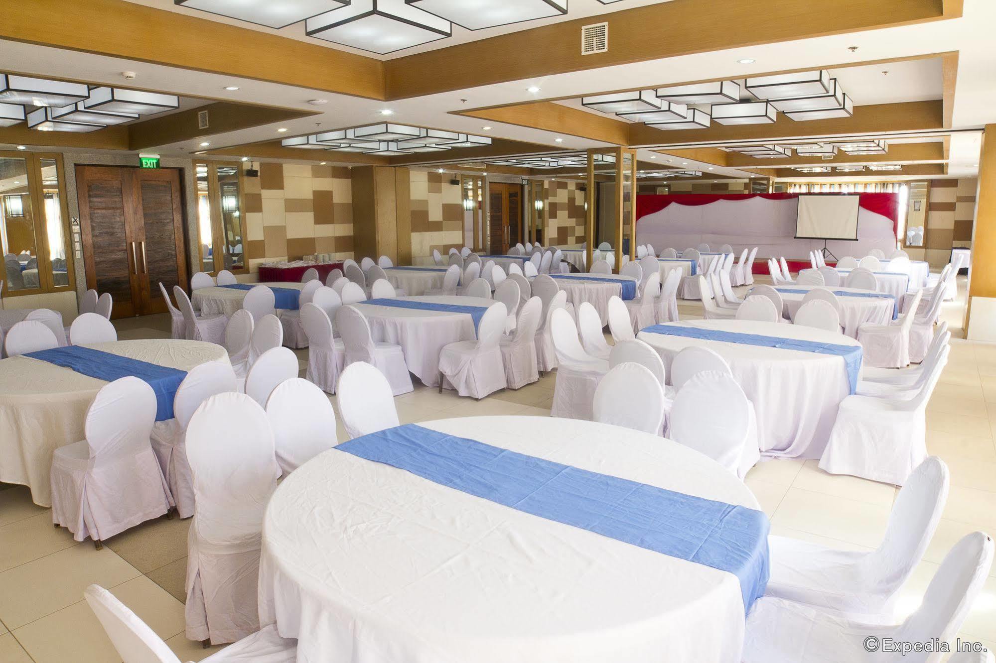 Crown Regency Courtyard Resort Balabag  Extérieur photo