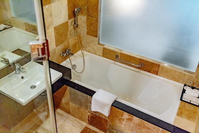 Crown Regency Courtyard Resort Balabag  Extérieur photo